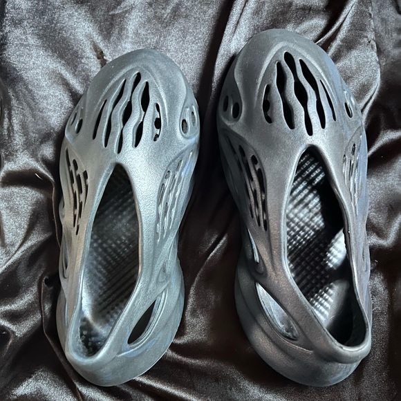 Authentic YEEZY Foam runner mineral blue extremely good condition bought STOCKX - Picture 2 of 3